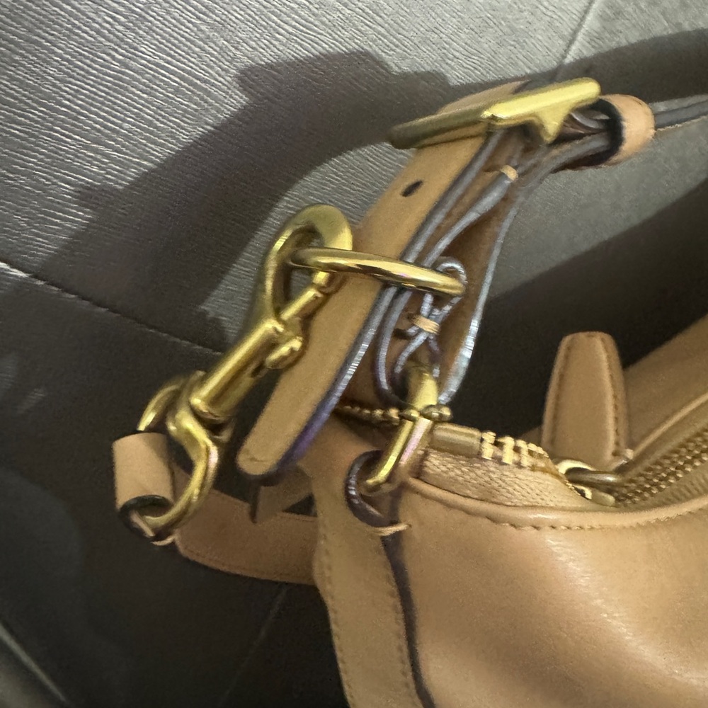 Coach Tan Leather Shoulder Bag with Gold Hardware - Picture 3 of 10